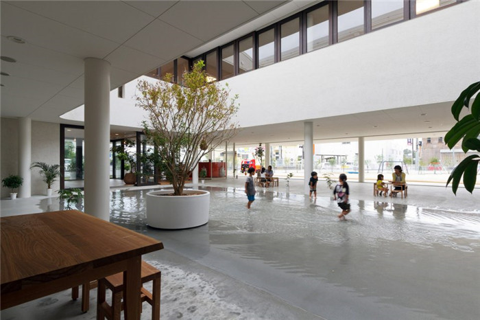 熊本縣明亮開放的幼兒園中庭裝修設(shè)計