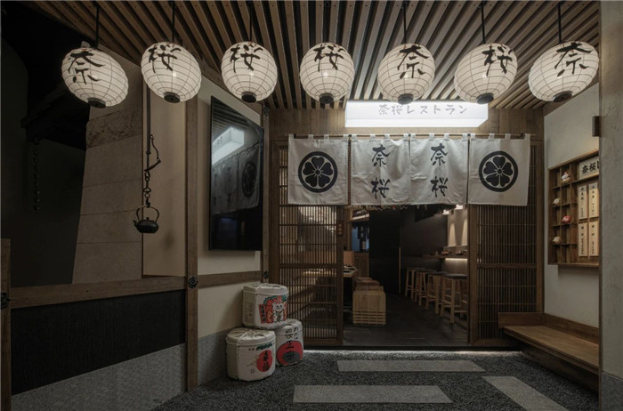 鄭州餐飲裝修公司分享70平日料店創(chuàng)意裝修設(shè)計(jì)方案
