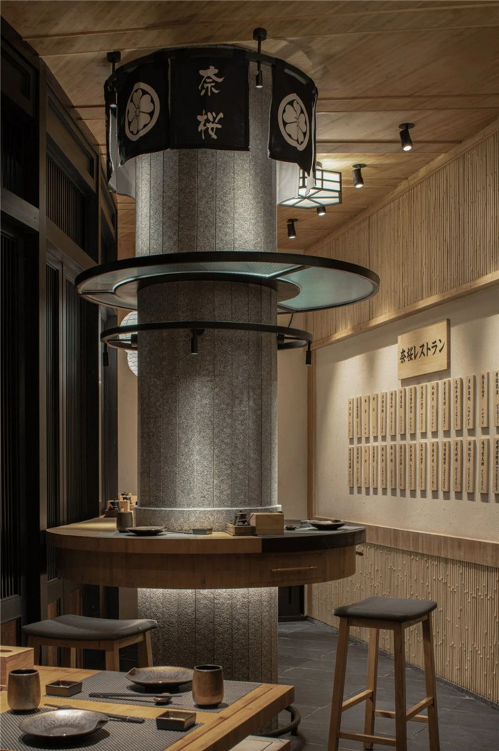 鄭州餐飲裝修公司分享70平日料店創(chuàng)意裝修設(shè)計(jì)方案