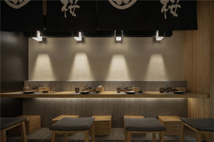鄭州餐飲裝修公司分享70平日料店創(chuàng)意裝修設(shè)計(jì)方案